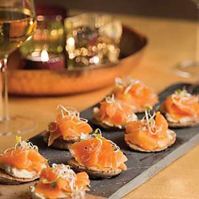 Borrelhapje: glutenvrije blini’s met hummus en zalm