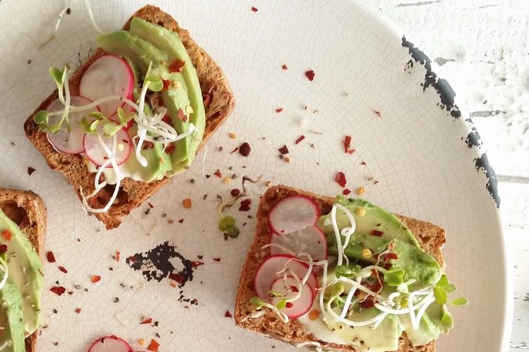 Lekker bio: avocado toast met radijs en chilivlokken