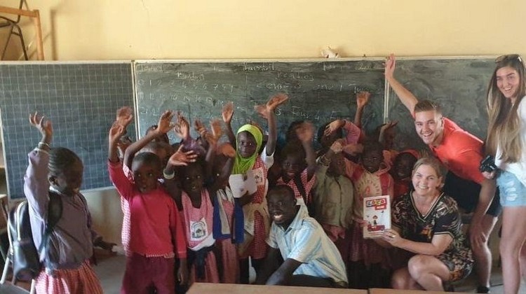Esther bij de school in Gambia