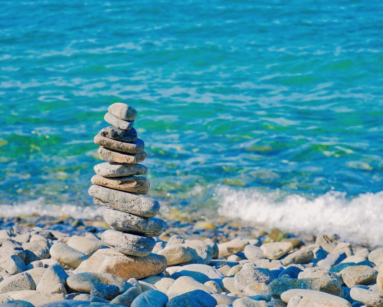 stapel stenen voor een blauwe zee rust