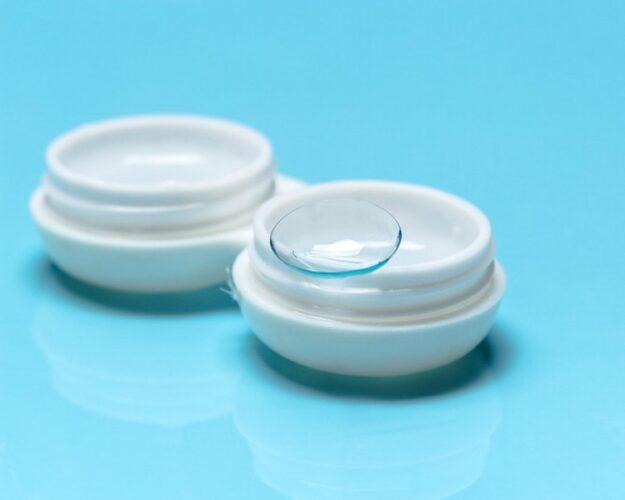 contactlenzen doosje met contactlens erin om lenzendragers 3 tips voor duurzaamheid mee te geven