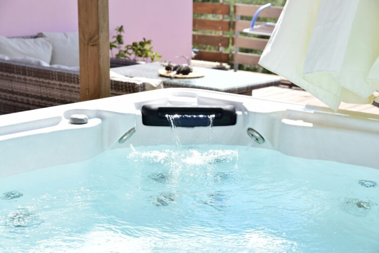 Hottub stroomverbruik in een vakantiehuis. Hoe de nieuwste generatie warmtepompen het verbruik halveert